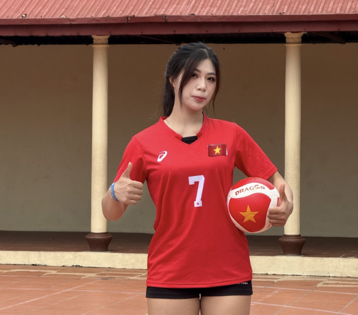 Sở hữu chiều cao nổi bật 1m72 cùng ngoại hình sáng, Anh Thơ sớm gây ấn tượng khi tham gia thi đấu tại lễ hội truyền thống thôn Đoài, xã Hoàn Sơn, huyện Tiên Du. Không chỉ thi đấu đô vật, cô còn có lợi thế ở bộ môn bóng chuyền nhờ thể hình khỏe khoắn.