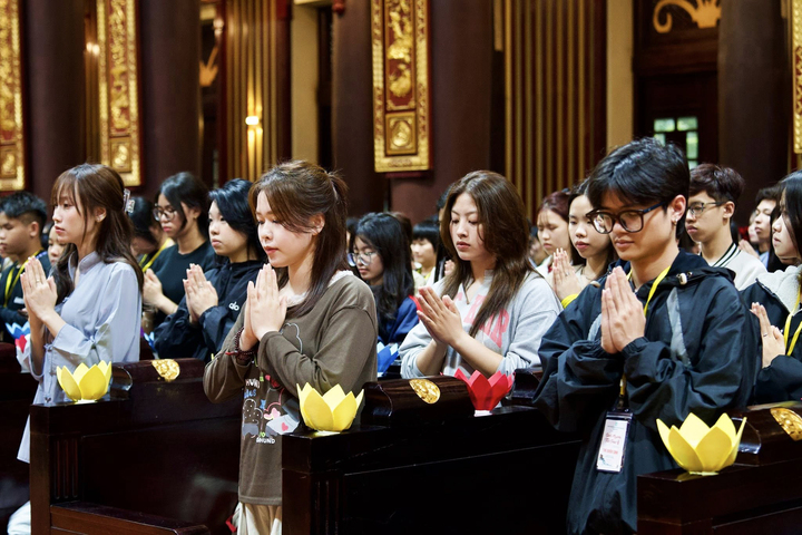 Nhiều bạn trẻ tham gia khoá tu Yên Tử "suối nguồn tuệ giác" trong khuôn khổ lễ hội.