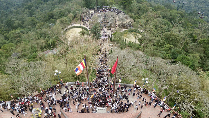 Đông đảo du khách thập phương đổ về Yên Tử lễ Phật trong ngày khai hội.