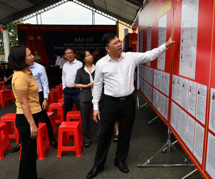 Phó Chủ tịch UBND TP.HCM Hoàng Nguyên Dinh kiểm tra khu vực niêm yết danh sách ứng cử viên tại phường Tam Thắng. (Ảnh: Phường Tam Thắng)