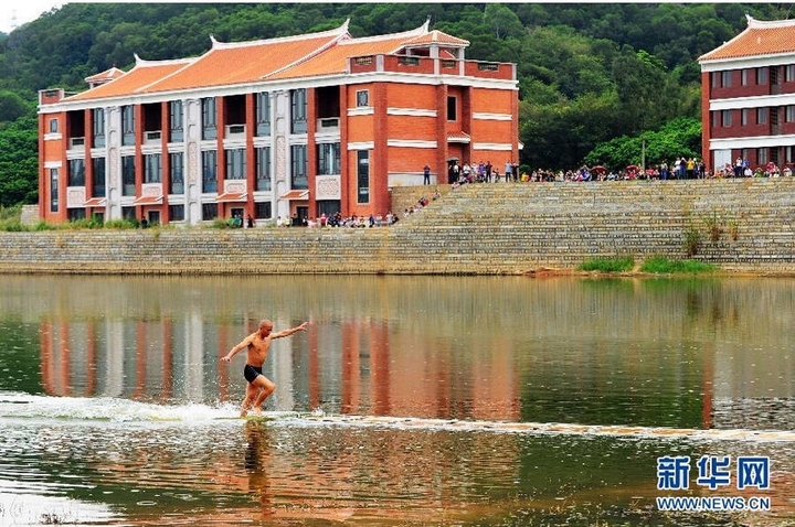 Ảnh chụp Thích Lý Lượng thi triển "Thủy thượng phiêu" vào năm 2014