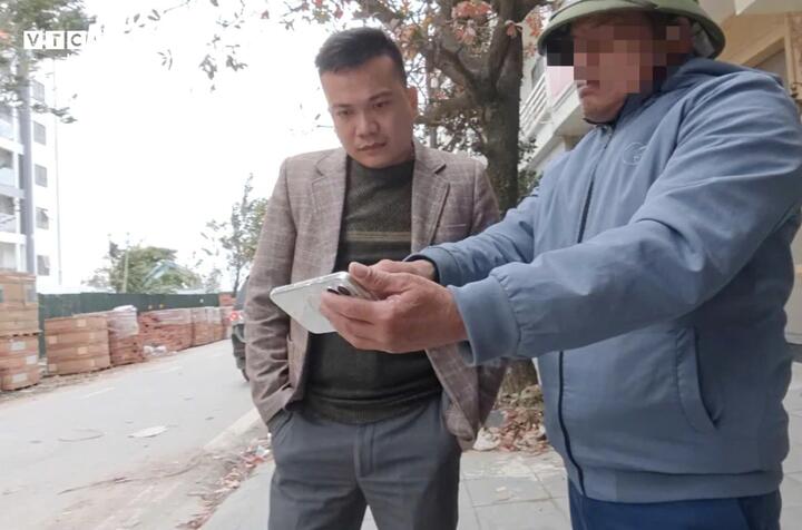 Môi giới tên Chỉnh (bên phải) đang giới thiệu các dự án mình đã bán cho phóng viên.