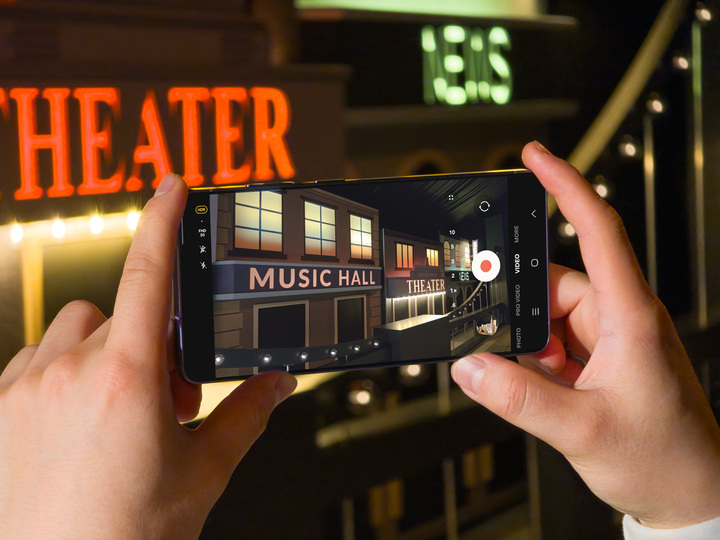 Tính năng chụp ảnh ban đêm cho phép thu nhận nhiều ánh sáng hơn, giúp ảnh và video rõ nét và giảm nhiễu hạt trong môi trường tối.