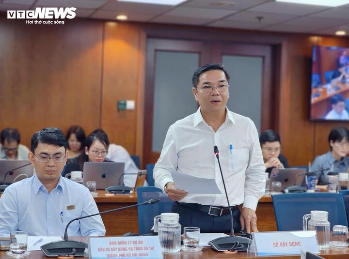 Ông Lê Hải Phong, Phó Trưởng phòng Quản lý vận tải đường bộ, Sở Xây dựng TP.HCM thông tin tại buổi họp báo.