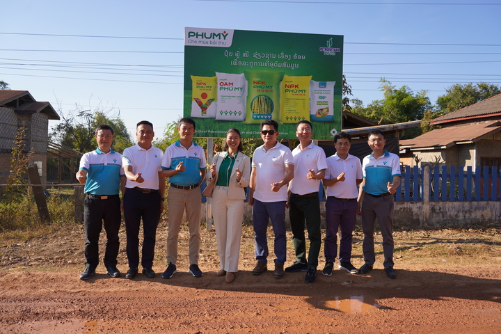 Đoàn công tác tại vùng trồng mía Attapeu. (Ảnh: Phú Mỹ)