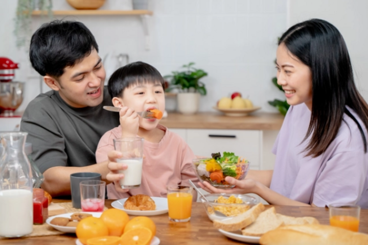 Trẻ sinh mổ cần có lựa chọn dinh dưỡng phù hợp để phát triển khỏe mạnh.