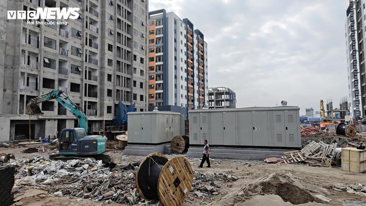 Chủ đầu tư đang đẩy nhanh tiến độ để bàn giao nhà sớm cho người dân theo đúng cam kết. (Ảnh chụp ngày 30/1/2016).