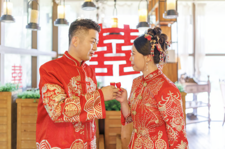 Người bố dùng toàn bộ tiền lì xì của Tiểu Huy cho việc tái hôn. (Ảnh minh hoạ - Getty)