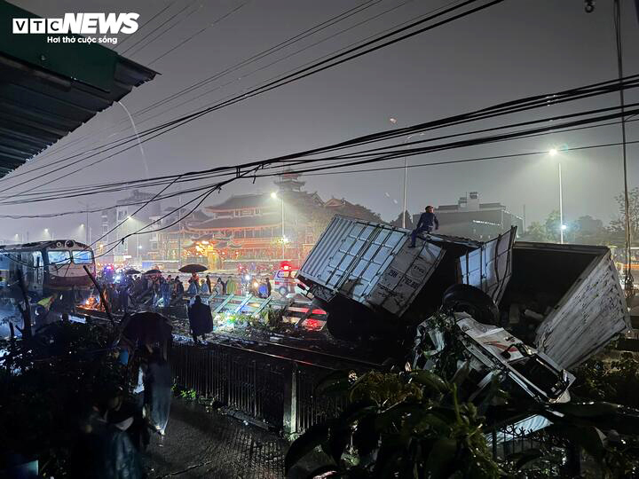 Hiện trường vụ ô tô tải cố tình băng qua đường sắt, bị tàu hỏa tông văng.