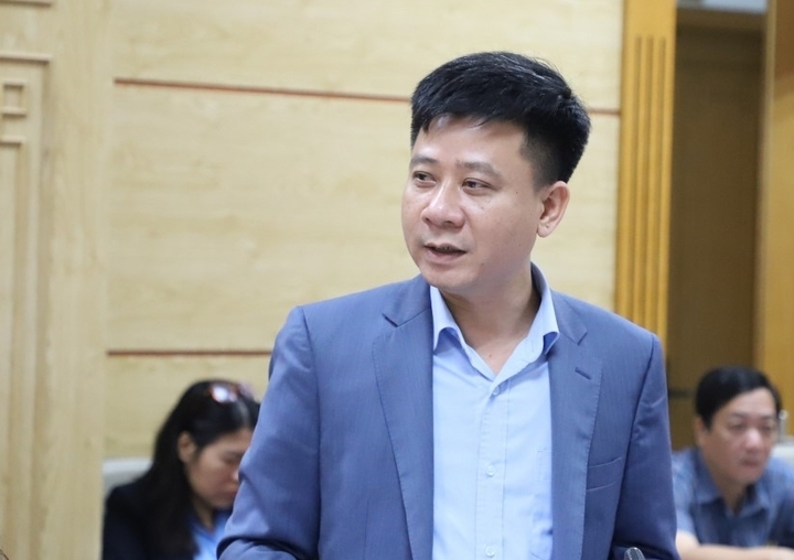 Ông Nguyễn Tuấn Tùng - Phó Giám đốc Bệnh viện Bạch Mai báo cáo tại hội nghị.