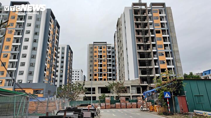 Nhà ở xã hội Tùng Bách dù chưa hoàn thiện nhưng vẫn được rao bán lại với khoản chênh 250 - 280 triệu đồng/căn.