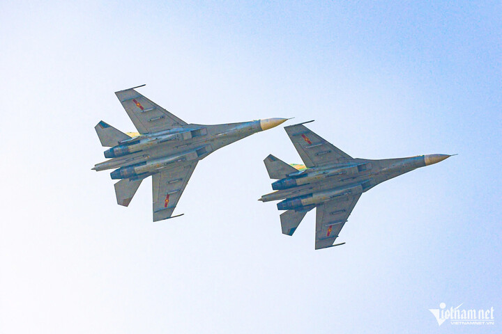 Các tiêm kích trình diễn tại triển lãm Quốc phòng quốc tế Việt Nam lần thứ 2 năm 2024.