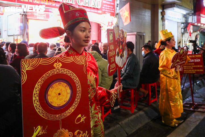 Ngày vía thần Tài nhiều năm nay đã trở thành nét sinh hoạt quen thuộc mỗi đầu xuân của người dân để gửi gắm kỳ vọng về tài lộc, may mắn trong dịp năm mới.Tuy nhiên, các chuyên gia khuyến cáo, trong bối cảnh giá vàng biến động tăng mạnh, người dân nên thận trọng, mua số lượng ít để hạn chế rủi ro.