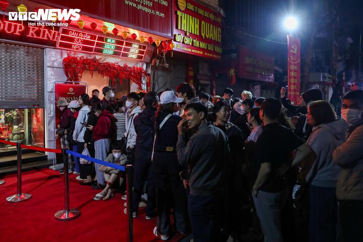 Sáng sớm nay, mới khoảng 5h, nhiều cửa hàng trên phố Trần Nhân Tông (phường Hai Bà Trưng, Hà Nội) đã chật kín người dân xếp hàng chờ mua vàng ngày vía thần Tài. Đáng chú ý, theo ghi nhận, không ít người có mặt từ tối hôm trước để xếp hàng, chờ được mua đầu tiên.