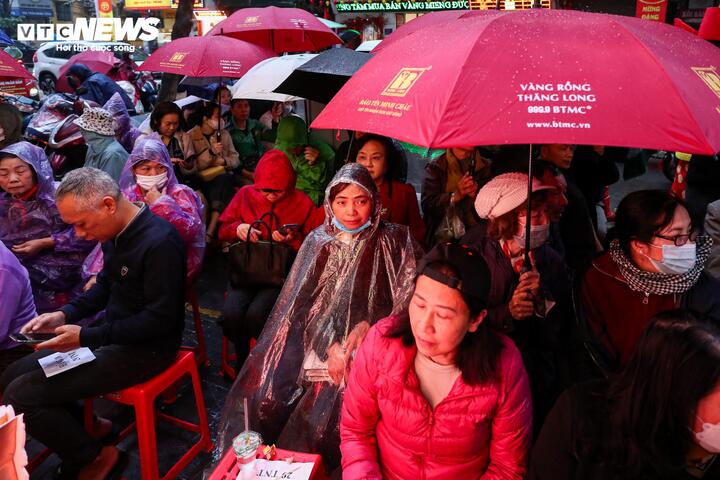 Đến khoảng 8h, mưa lớn hơn nhưng nhiều khách vẫn kiên nhẫn ngồi chờ.