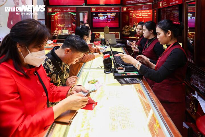 Xếp hàng gần 10 tiếng chờ mua vàng ngày vía thần Tài - 18