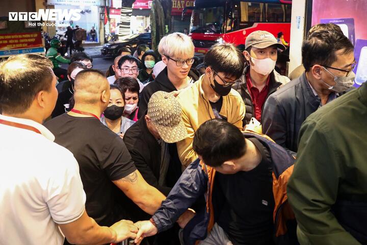 Xếp hàng gần 10 tiếng chờ mua vàng ngày vía thần Tài - 14