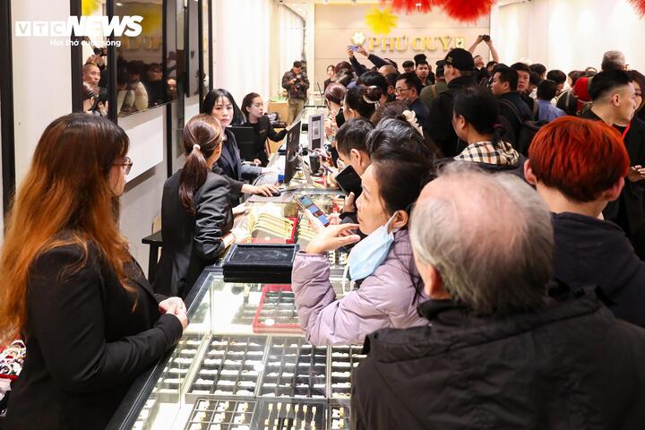 Xếp hàng gần 10 tiếng chờ mua vàng ngày vía thần Tài - 15