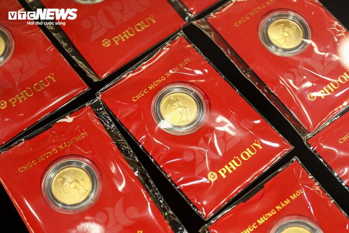 Xếp hàng gần 10 tiếng chờ mua vàng ngày vía thần Tài - 23