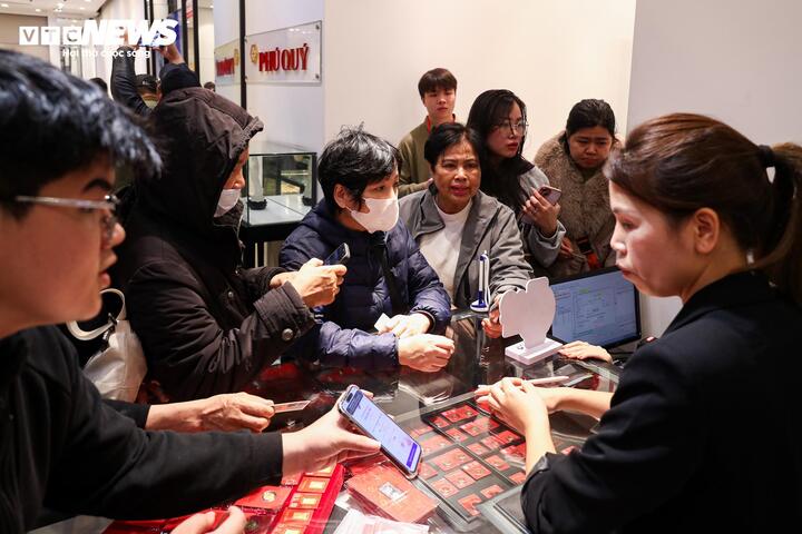 Khách hàng khẩn trương lựa chọn, hoàn tất giao dịch và tìm mua những sản phẩm ưng ý trong ngày vía Thần Tài.