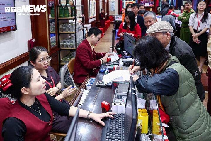 Xếp hàng gần 10 tiếng chờ mua vàng ngày vía thần Tài - 19