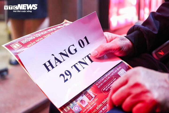 Xếp hàng gần 10 tiếng chờ mua vàng ngày vía thần Tài - 2