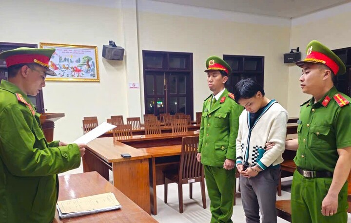 Công an phường Xuân Hương - Đà Lạt bắt giữ Trần Văn Quốc. (Ảnh: Công an cung cấp)