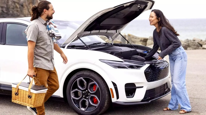 Hộc chứa đồ trước của Mustang Mach-E có khả năng chống nước và thoát nước.