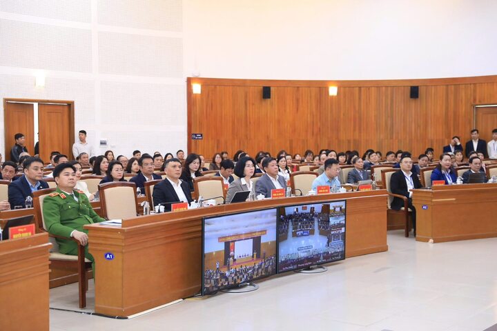 Các lãnh đạo thành phố Hà Nội và đại biểu cử tri tại hội nghị.