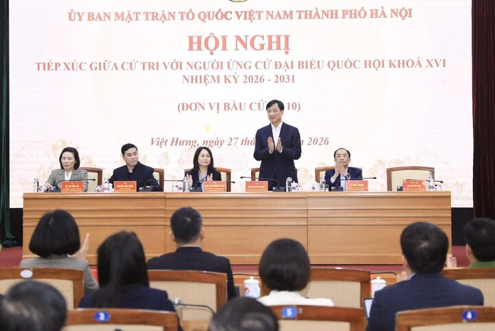 Bí thư Thành ủy Hà Nội Nguyễn Duy Ngọc và các ứng cử viên đại biểu Quốc hội tại hội nghị tiếp xúc cử tri.