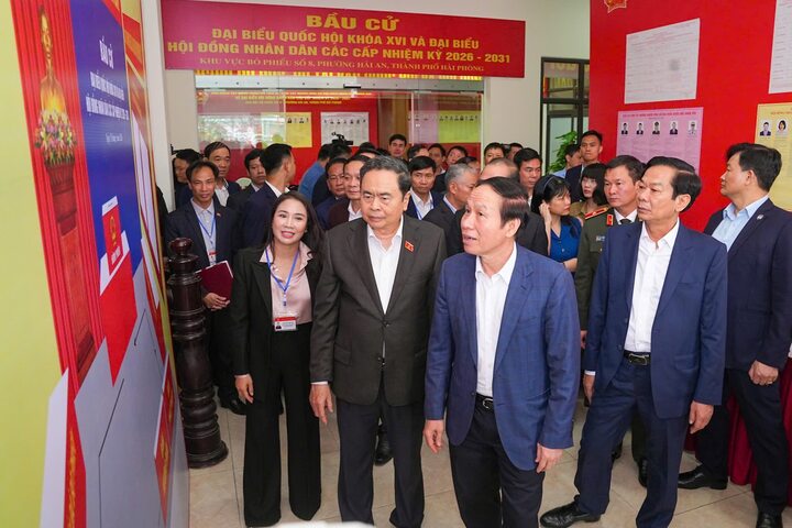 Ông Trần Thanh Mẫn - Ủy viên Bộ Chính trị, Chủ tịch Quốc hội, Chủ tịch Hội đồng Bầu cử quốc gia kiểm tra công tác chuẩn bị bầu cử tại phường Hải An (Hải Phòng) ngày 26/2.