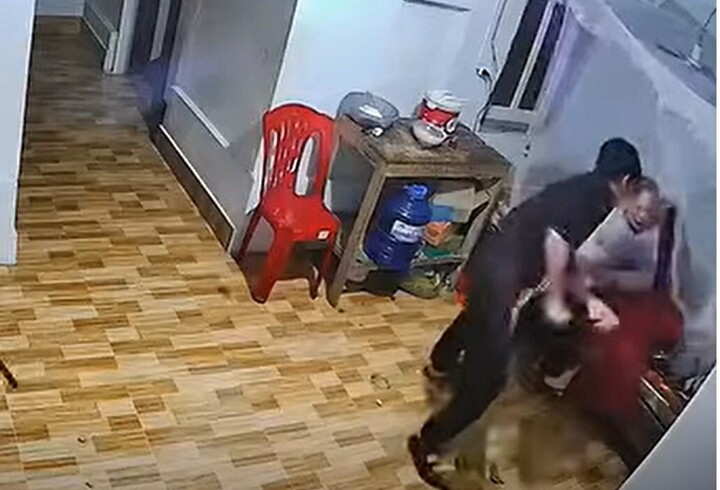 Hình ảnh nam thanh niên đánh chị gái, đánh gãy tay mẹ ruột đêm mùng 3 Tết gây phẫn nộ dư luận