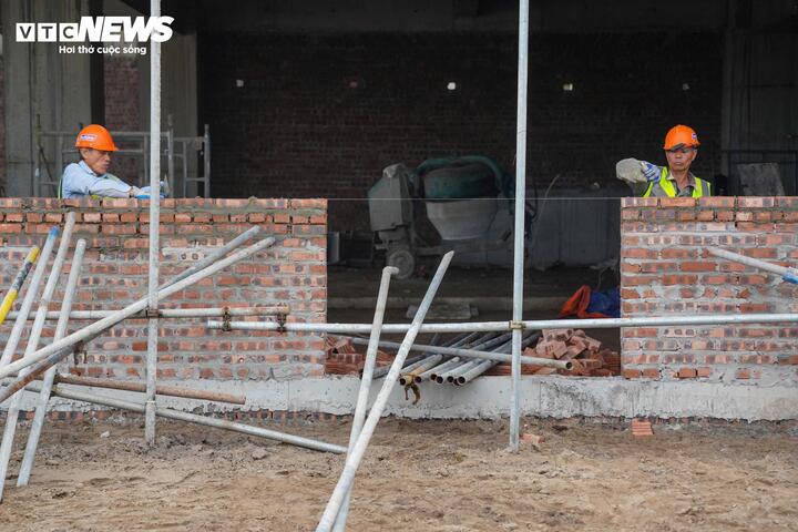 Công nhân xây dựng gấp rút thi công hạng mục tường gạch tại công trường sau kỳ nghỉ Tết.