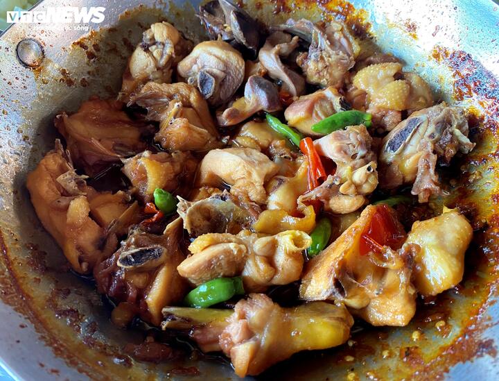 Gà kho tóp mỡ ớt hiểm là món ăn rất đưa cơm.