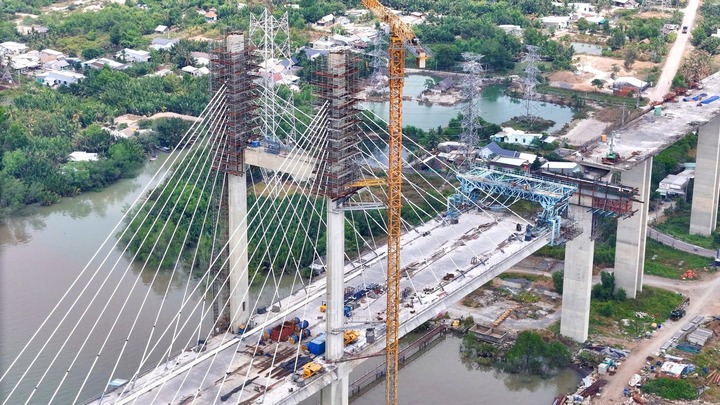 Hạng mục cuối cùng trên tuyến cao tốc Bến Lức - Long Thành là cầu Phước Khánh đang giai đoạn hoàn thiện.