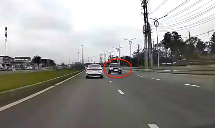 Người dân ghi lại hình ảnh xe ô tô đi ngược chiều trên tuyến Quốc lộ 38 ở Ninh Bình.