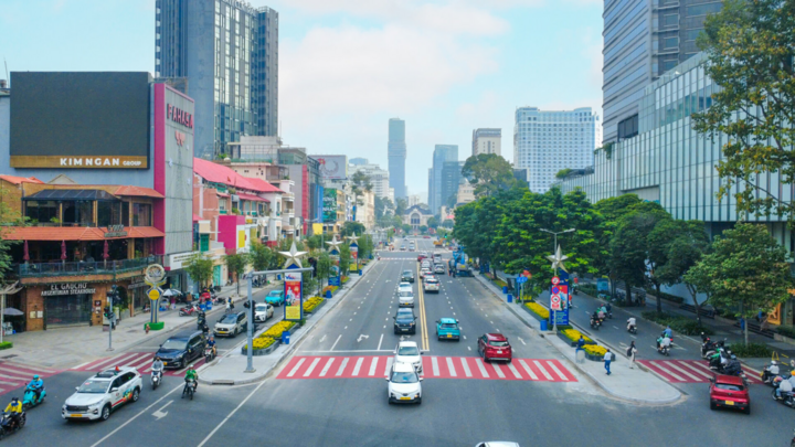 Đường Lê Lợi vừa được chỉnh trang dịp Tết Bính Ngọ. (Ảnh: Khang Điền)