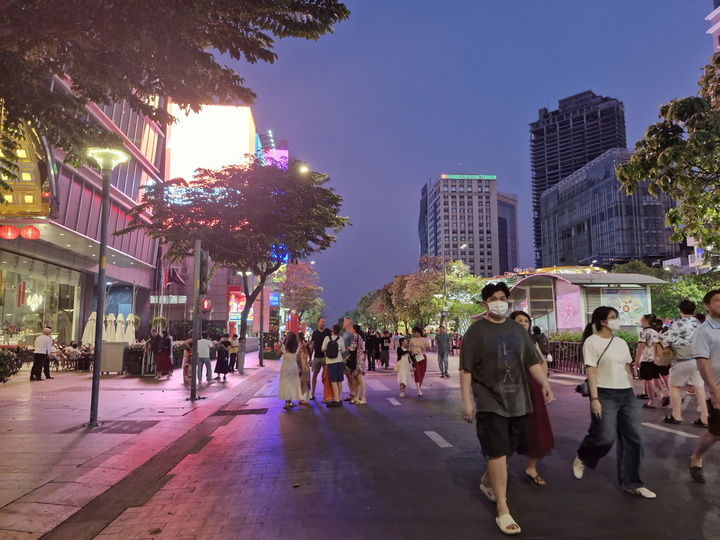 Đường Nguyễn Huệ được mặc định là phố đi bộ nhưng nhiều thời điểm không còn chỗ cho người đi bộ.