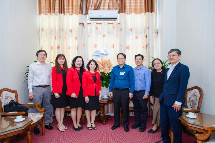 Trường Đại học Quốc tế Hồng Bàng chúc mừng Bệnh Viện Chợ Rẫy.