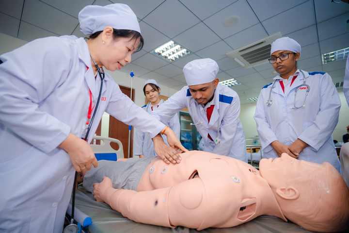 Sinh viên quốc tế Y khoa trong giờ thực hành.