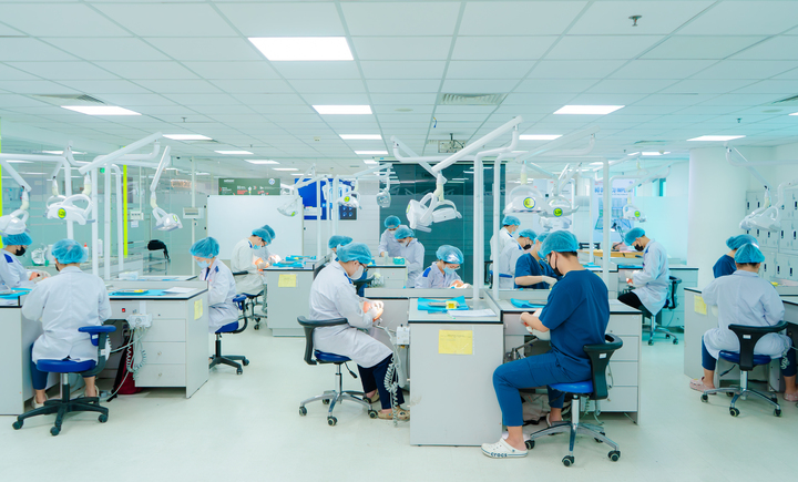 Sinh viên Răng Hàm Mặt thực hành trên phantom.