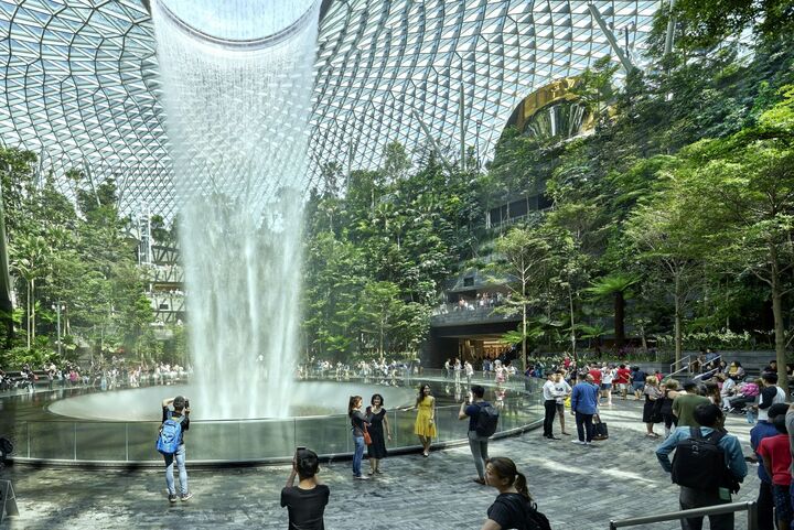 Không chỉ đơn thuần là nơi di chuyển, sân bay Changi còn là điểm đến với những trải nghiệm đẳng cấp. (Ảnh: Archello)