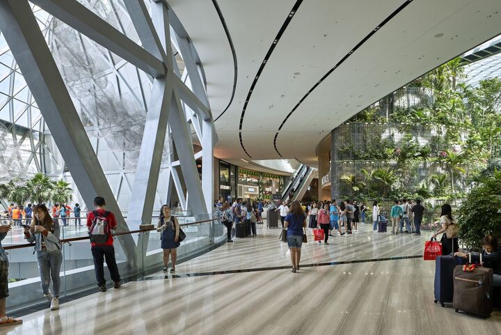 Sân bay Changi còn có một trung tâm thương mại kết hợp, biến nơi đây thành khu phức hợp giải trí và mua sắm khổng lồ mang tên Jewel Changi. (Ảnh: Archello)