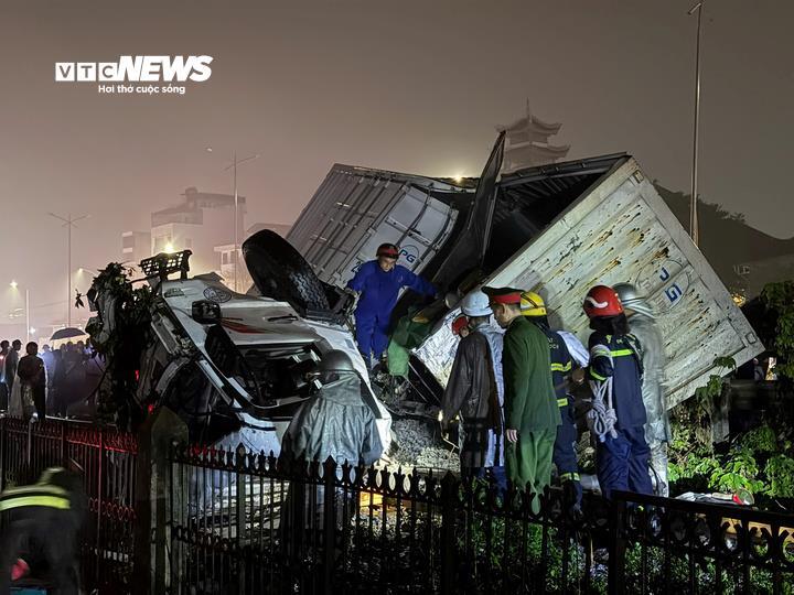 Hiện trường vụ tai nạn xe tải bị tàu hỏa húc văng tại xã Ngọc Hồi, TP Hà Nội khi tài xế cố tình vượt đèn báo, băng qua đường sắt.