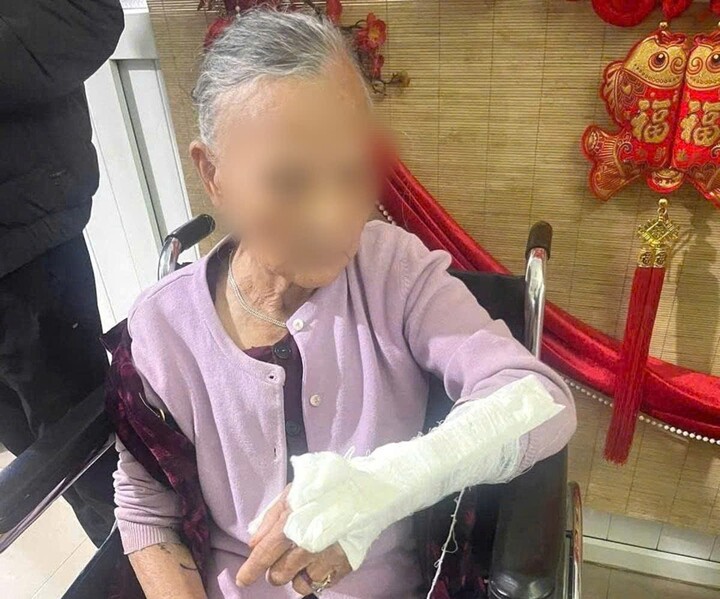 Cụ bà bị con trai đánh gãy tay