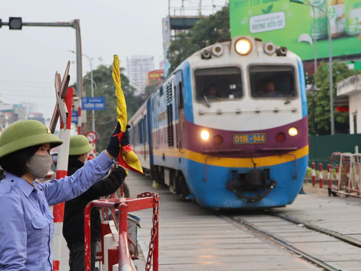 Người dân cần nghiêm chỉnh chấp hành hiệu lệnh đèn tín hiệu, rào chắn và hướng dẫn của lực lượng chức năng.