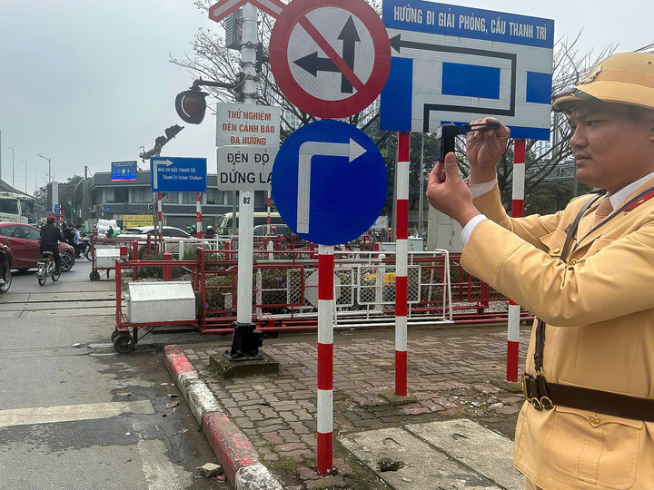 CSGT ghi hình xe vi phạm.