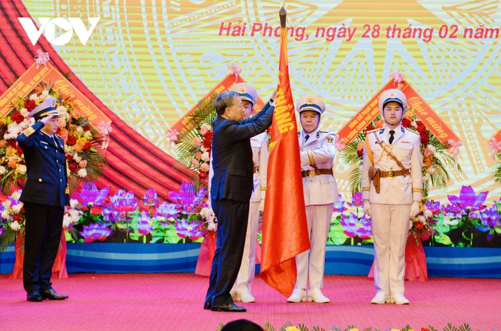 Tổng Bí thư Tô Lâm gắn Huy hiệu danh hiệu AHLLVTND lên quân kỳ quyết thắng