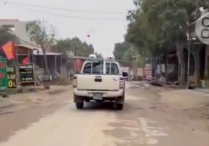 Clip ghi lại xe biển xanh chở hàng hóa cồng kềnh trên nóc.