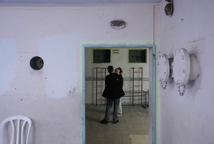 Bộ Chỉ huy Hậu phương Israel ra lệnh cho người dân chỉ thực hiện những hoạt động thiết yếu sau cuộc tấn công vào Iran. Người dân cũng di chuyển đến các hầm trú ẩn sau khi chuông báo động vang lên. (Ảnh: AP)